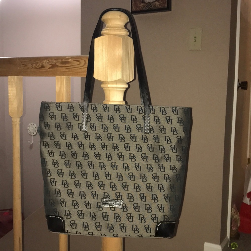 Signature Dooney and Bourke Everyday Tote